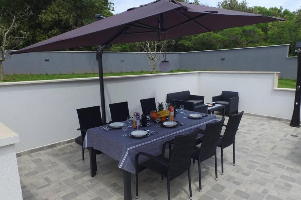 Apartment In Park Forest Soline Near The Sea Pjescana Uvala Exterior photo